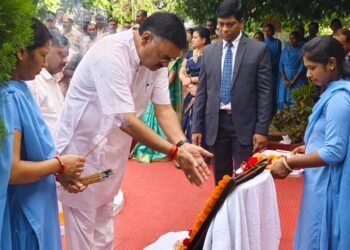 “🇮🇳 “न्याय के मंदिर” में गूंजा देशभक्ति का जयघोष, जिला सत्र न्यायाधीश संतोष शर्मा ने फहराया तिरंगा