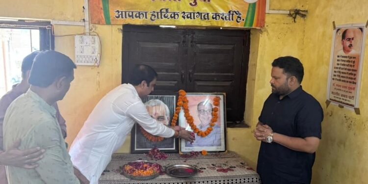 पुष्पांजलि अर्पित कर कुशाभाऊ ठाकरे और अटल बिहारी वाजपेई को किया गया नमन