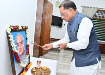 अटल चौक पहुंचे मुख्यमंत्री ,पुण्यतिथि पर अटल को माल्यार्पण कर किया नमन, ये रहे मौजूद