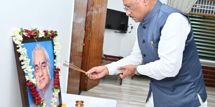 अटल चौक पहुंचे मुख्यमंत्री ,पुण्यतिथि पर अटल को माल्यार्पण कर किया नमन, ये रहे मौजूद