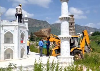ताजमहल पर चली जेसीबी, सुप्रीम कोर्ट के आदेश के बाद हुआ एक्शन, जानिए अजमेर प्रशासन ने क्यों लिया ऐसा फैसला…