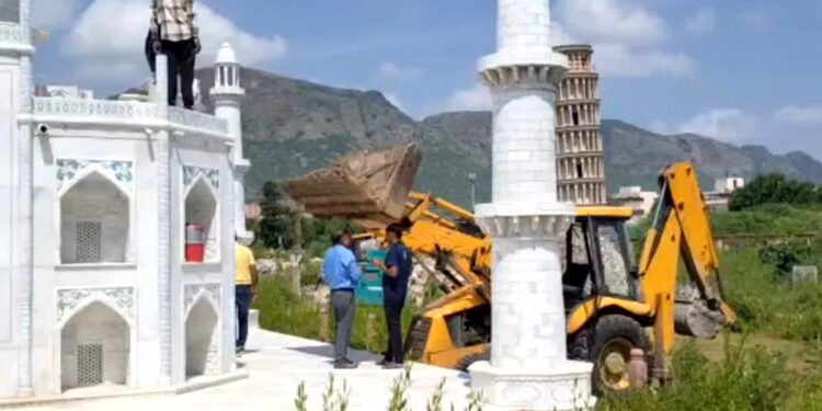 ताजमहल पर चली जेसीबी, सुप्रीम कोर्ट के आदेश के बाद हुआ एक्शन, जानिए अजमेर प्रशासन ने क्यों लिया ऐसा फैसला…