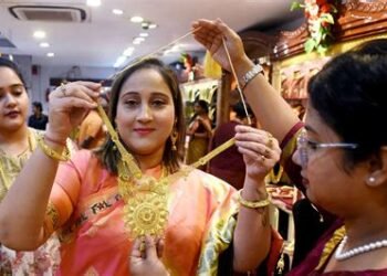 करवाचौथ के मौके पर फिर उछला सोना, रिकॉर्ड स्तर पर पहुंचीं कीमत, जानिए आपके शहर में क्या है रेट…