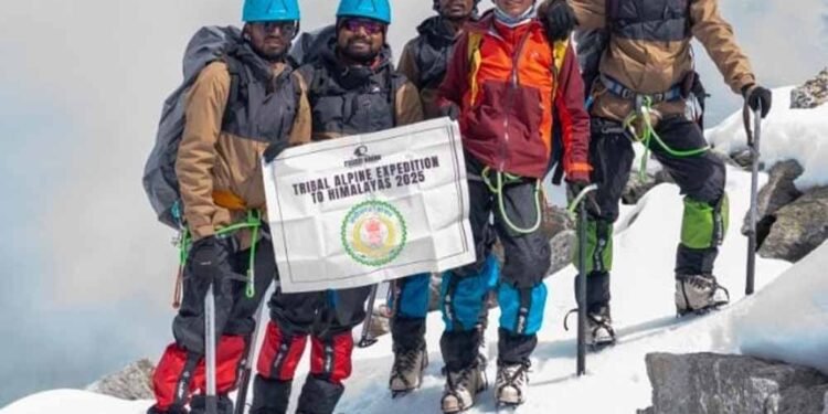 हिमालय में गूँजी जशपुर की गूंज: आदिवासी युवाओं ने जगतसुख पीक पर खोला नया. मार्ग छत्तीसगढ़ के मुख्यमंत्री श्री विष्णु देव साय की पहल के सम्मान में दिया गया विष्णु देव रूट नाम