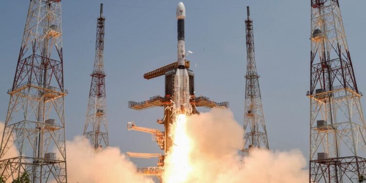 अंतरिक्ष में भारत की नई छलांग — इसरो ने सफलतापूर्वक लॉन्च किया ‘सूर्ययान-2’, सूर्य के ध्रुवीय क्षेत्र का करेगा अध्ययन