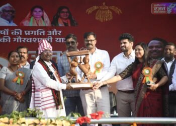 छत्तीसगढ़ इन 25 वर्षों में विकास के विभिन्न ऊंचाइयों को छुआ है: मंत्री श्री नेताम बलरामपुर जिले में आयाजित राज्योत्सव में शामिल हुए कृषि मंत्री श्री नेताम उत्तर क्षेत्रीय जनजातीय लोक नृत्य परंपरा का हुआ अनूठा प्रदर्शन