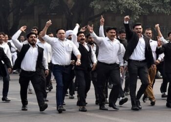दिल्ली में न्याय ठप: वकील पर पुलिस कार्रवाई के विरोध में आज बार एसोसिएशनों की हड़ताल