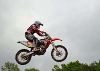 राजधानी रायपुर के बूढ़ापारा स्थित आउटडोर स्टेडियम में आज और कल इंजन का शोर और आसमान में बाइक्स उड़ती नजर आएंगी