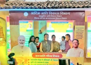 राज्योत्सव में आदिम जाति कल्याण विभाग के स्टॉल में उमड़ रहा लोगों का हुजूम 25 वर्षों की उपलब्धियों पर आधारित थीम पर बने स्टॉल लोगों को कर रहा आकर्षित