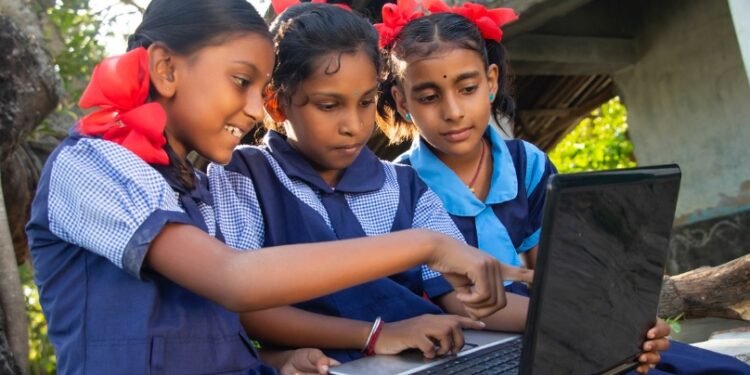 ग्रामीण से शहरी तक शिक्षा में बदलावछत्तीसगढ़ सरकार की डिजिटल पहलछात्रों को मिलेगा समान और आधुनिक सीखने का अवसर