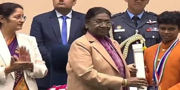 जूडो में उत्कृष्ट प्रदर्शन पर योगिता मंडावी राष्ट्रीय बाल पुरस्कार से सम्मानित