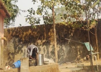 शिक्षा का मंदिर या बाल-मजदूरी केंद्र माध्यमिक शाला में किताबों की जगह बच्चों को थमाए गए बर्तन…