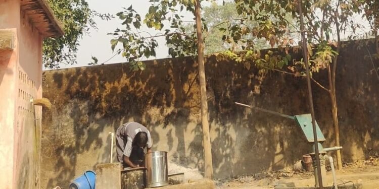 शिक्षा का मंदिर या बाल-मजदूरी केंद्र माध्यमिक शाला में किताबों की जगह बच्चों को थमाए गए बर्तन…