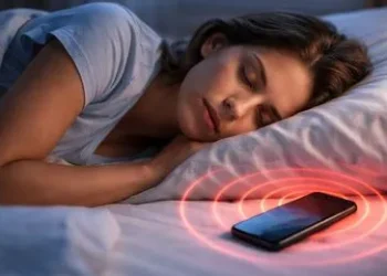 कहीं आप भी तो नहीं सो रहे सिर के पास फोन रखकर जान लीजिए इसके ये डरावने नतीजे…