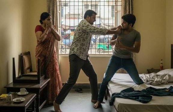 भोर में घर लौटा पति, बेडरूम का नज़ारा देख उड़ गए होश पत्नी प्रेमी संग इस हालत में पकड़ी गई…