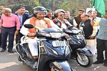 सीएम साय ने हेलमेट पहनकर चलाई स्कूटी, बोले – जन जागरूकता से आएगी सड़क दुर्घटना में कमी…