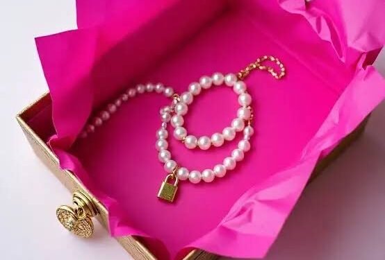 आखिर सोना और चांदी हमेशा गुलाबी कागज में ही क्यों मिलता है किसी को नहीं पता होगा इसका जवाब…