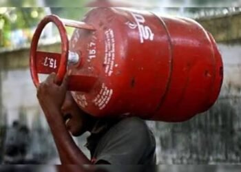 गैस सिलेंडर डिलीवरी में ज्यादा पैसे मांगे जाएं तो क्या करें जानिए शिकायत का पूरा ये तरीका…
