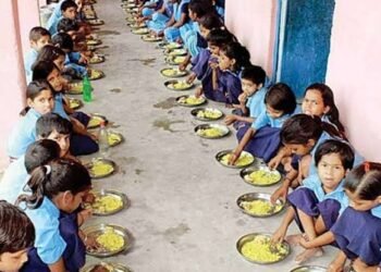 सरकारी स्कूल में मिड-डे मील बना ‘जहर’, 32 बच्चों की हालत गंभीर, अस्पताल में भर्ती…