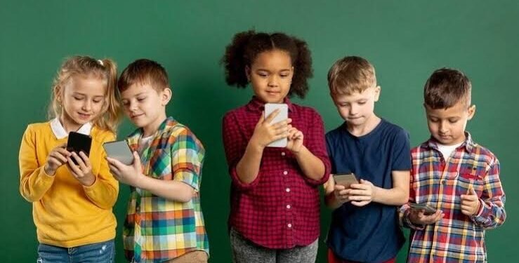 अब बच्चों की डिजिटल एंट्री पर ब्रेक यहाँ इतने साल से कम उम्र वालों पर सोशल मीडिया बैन की तैयारी…
