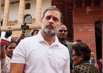 राहुल गांधी यहां पहुंचे दूषित पानी से जान गंवाने वालों के परिवार से कर रहे मुलाकात…