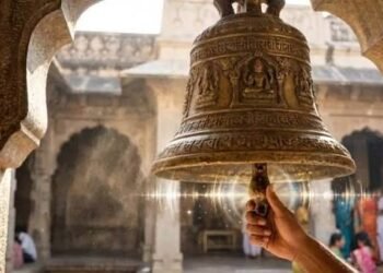 मंदिर में घंटी बजाना परंपरा या विज्ञान जानें इसके पीछे का ये गहरा अर्थ…