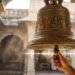 मंदिर में घंटी बजाना परंपरा या विज्ञान जानें इसके पीछे का ये गहरा अर्थ…