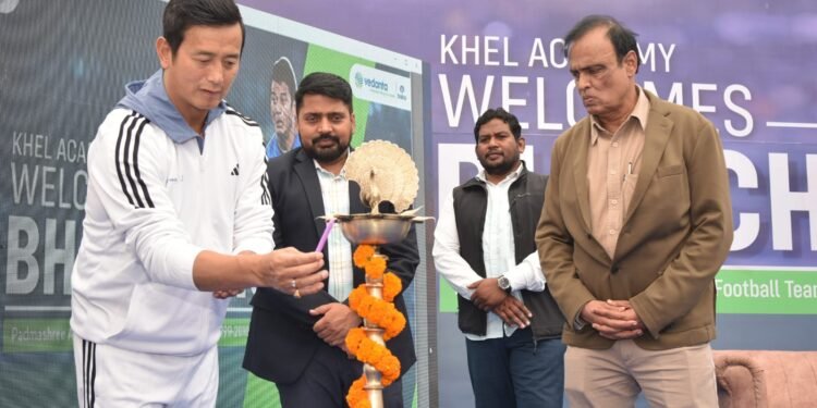 बालको के खेल अकादमी में फुटबॉलर बाइचुंग भूटिया ने किया खिलाड़ियों का उत्साहवर्धन100 से अधिक खिलाड़ियों को भूटिया ने सिखाए अनुशासन के गुर और तकनीकी बारीकियां…