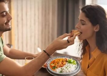 आखिर पति-पत्नी को एक ही थाली में क्यों नहीं खाना चाहिए जानिए इसकी असली वजह…