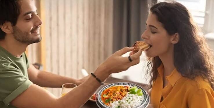 आखिर पति-पत्नी को एक ही थाली में क्यों नहीं खाना चाहिए जानिए इसकी असली वजह…