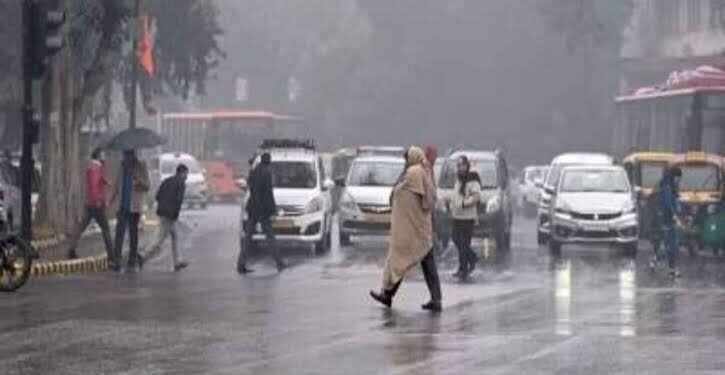 आज का मौसम दिल्ली-NCR में सर्दी का ‘डबल अटैक’, इस राज्य में बारिश का अलर्ट, पहाड़ों पर होगी बर्फबारी…