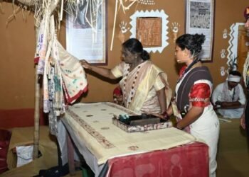 जनजातीय परंपराओं और संस्कृति पर आधारित भव्य प्रदर्शनी का राष्ट्रपति ने किया अवलोकन…