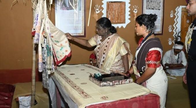 जनजातीय परंपराओं और संस्कृति पर आधारित भव्य प्रदर्शनी का राष्ट्रपति ने किया अवलोकन…
