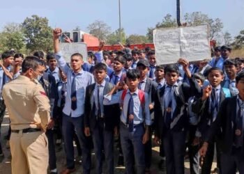 पीएम श्री स्कूल में प्राचार्य पोस्टिंग पर विवाद, बच्चे सड़क पर…