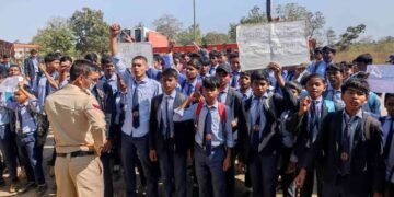पीएम श्री स्कूल में प्राचार्य पोस्टिंग पर विवाद, बच्चे सड़क पर…