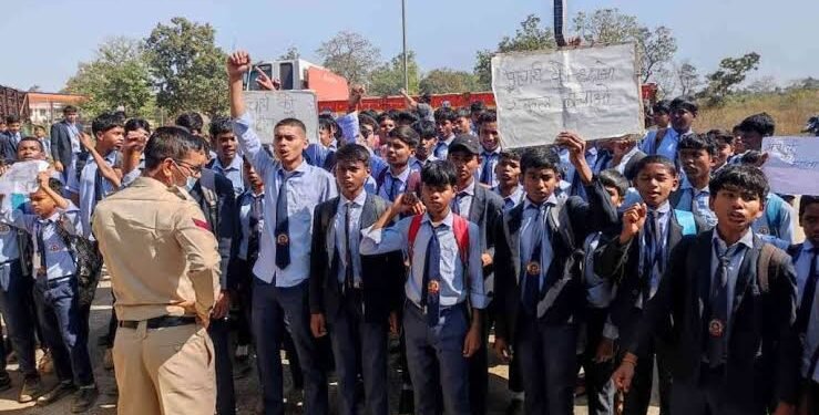 पीएम श्री स्कूल में प्राचार्य पोस्टिंग पर विवाद, बच्चे सड़क पर…