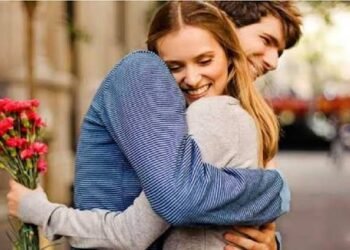 पार्टनर को गले लगाना सिर्फ रोमांस नहीं, सेहत के लिए भी है ये पावरफुल टॉनिक…