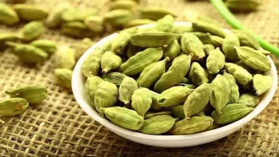 क्या आप भी करते हैं जरूरत से ज्यादा छोटी इलायची का सेवन यहां पढ़ लें, इसके ये नुकसान…