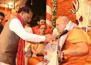 मुख्यमंत्री साय से निरंजन पीठाधीश्वर महामंडलेश्वर डॉ. स्वामी कैलाशनंद गिरी जी महाराज ने की सौजन्य भेंट…