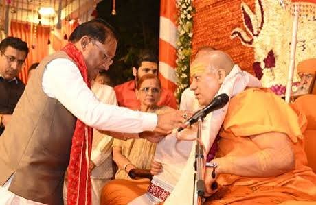 मुख्यमंत्री साय से निरंजन पीठाधीश्वर महामंडलेश्वर डॉ. स्वामी कैलाशनंद गिरी जी महाराज ने की सौजन्य भेंट…