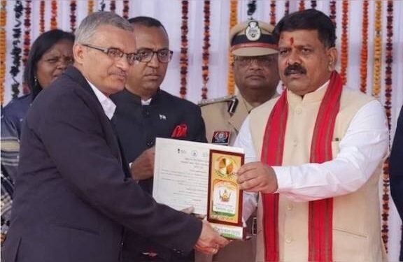 सरगुजा में शिक्षा और स्वच्छता की मिसाल: अदाणी विद्या मंदिर को ‘क्लीन एंड ग्रीन स्कूल ऑफ द डिस्ट्रिक्ट’ सम्मान