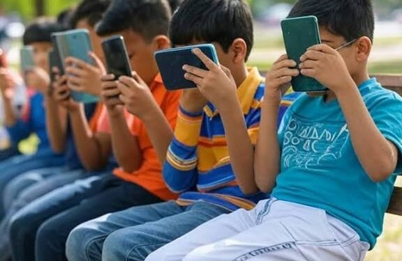 आखिर क्या भारत 15 साल तक के बच्चों के लिए सोशल मीडिया बैन करेगा मैक्रों की सलाह पर छिड़ी ये बहस…