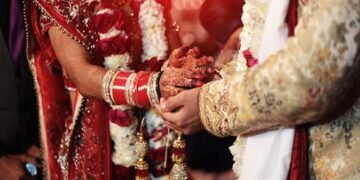 जयमाल का स्टेज बन गया जंग का मैदान, सेल्फी लेने से भड़के दूल्हे ने दुल्हन को मारी लात, जमकर चली …