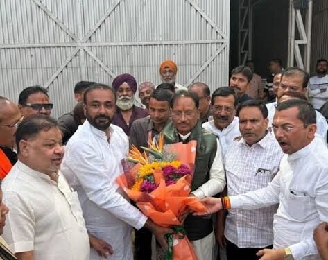 पूर्व नपा अध्यक्ष गफ्फू मेमन के नेतृत्व में रायपुर पुलिस लाइन हेलीपैड पर गूंजा जश्न,सीएम साय का हुआ भव्य स्वागत,केक काटकर समर्थकों के बीच मनाया जन्मदिन…