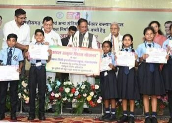 मेहनत की चमक और सरकारी संबल श्रमिक की बेटी डिंपल कश्यप अब संस्कार सिटी स्कूल में संवार रही अपना भविष्य सीएम सायं…