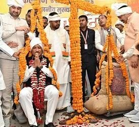 अब होली से पहले किसानों को मिलेगी 10 हजार करोड़ रुपए से अधिक की धान के अंतर की राशि, अन्नदाताओं ने धान से तौलकर सीएम का जताया आभार…