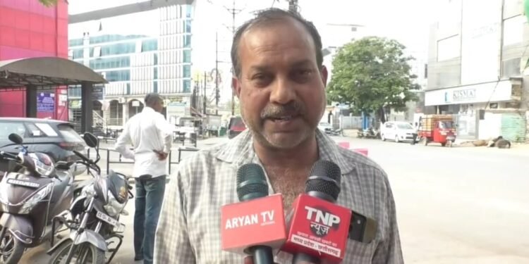 मेहनत की कमाई के लिए दर-दर भटक रहा मजदूर, भुगतान न मिलने से परिवार संकट में