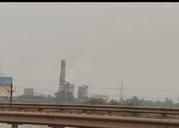 काले धुएं में घुट रही रायपुर की सांसें, कुंभकरण की नींद में पर्यावरण विभाग — किसके संरक्षण में चल रहा ‘धुआं खेल”