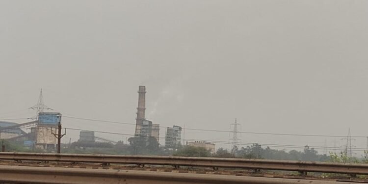 काले धुएं में घुट रही रायपुर की सांसें, कुंभकरण की नींद में पर्यावरण विभाग — किसके संरक्षण में चल रहा ‘धुआं खेल”