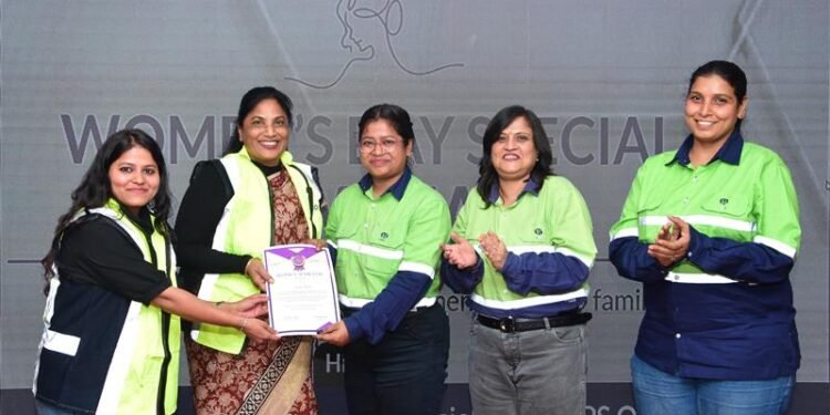 आईजी मिलना कुर्रे ने बालको में 56 महिला कर्मचारियों को किया सम्मानित